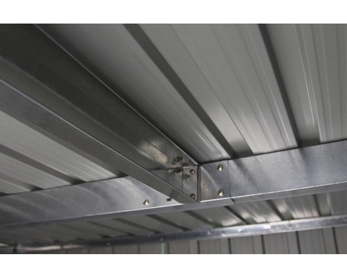 Vnútorný pohľad na kovový záhradný altánok s rohovými spojmi a strešnými trámami