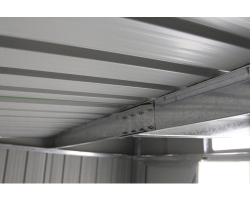 Detail kovovej strešnej konštrukcie záhradného domčeka