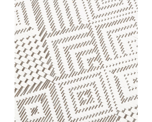 Detail tkaného koberca s geometrickým vzorom