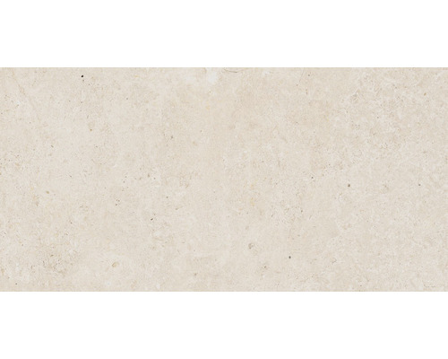 Detailný záber dlaždice z prírodného kameňa s nepravidelným povrchom