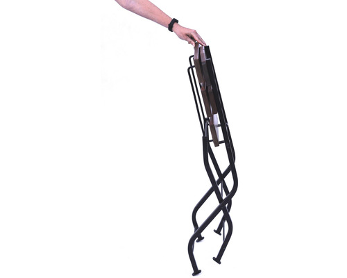 Zložená skladacia stolička s kovovým rámom a drevenými sedacími prvkami.