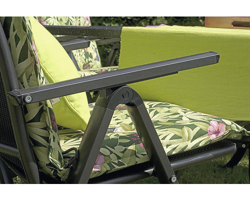 Detail záhradnej stoličky s opierkou a sedákom s kvetinovým vzorom