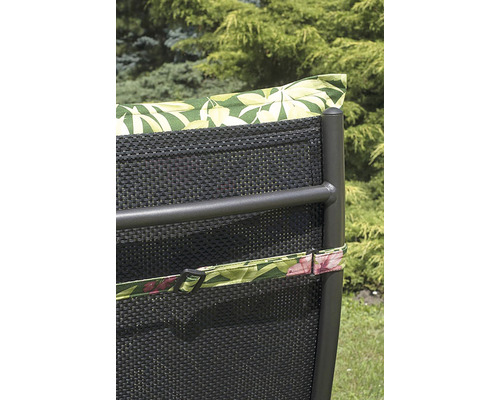 Detail záhradnej stoličky s ratanovým operadlom a vankúšom s kvetinovým vzorom