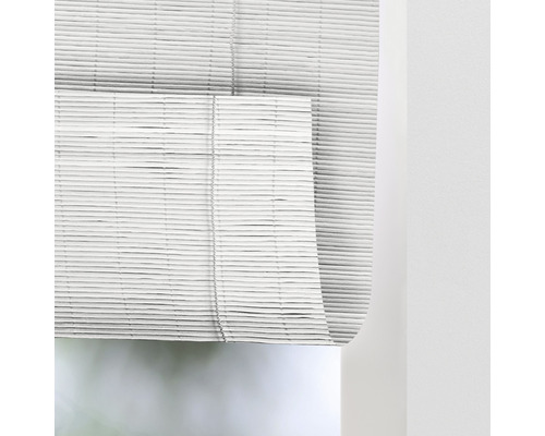 Bambusová roleta v okne