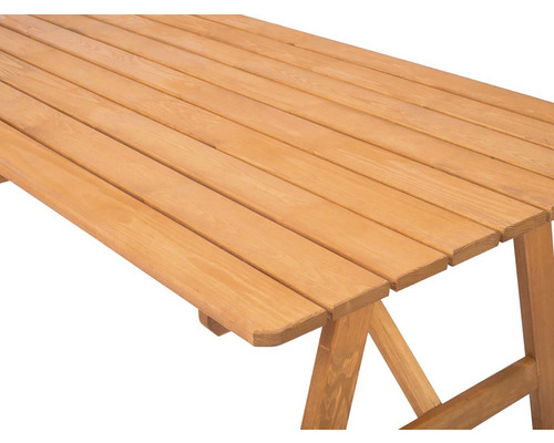 Detailný pohľad na záhradný stôl z dreva