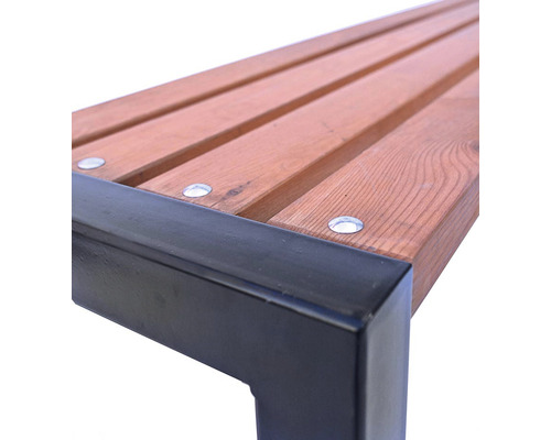 Detailný záber drevenej záhradnej lavice s kovovým rámom