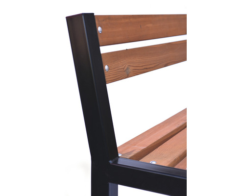 Detail záhradnej lavice s drevenými lamelami a oceľovým rámom