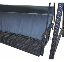 Detail záhradnej hojdačky s ratanovým rámom a vankúšmi