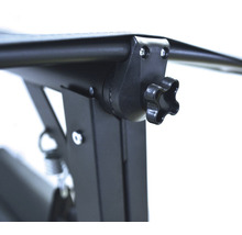 Detailný pohľad na čierny spoj záhradného nábytku so skrutkou