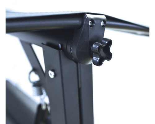 Detailný pohľad na čierny spoj záhradného nábytku so skrutkou