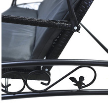 Detailný pohľad na záhradnú hojdačku s polyratanom a kovovým rámom