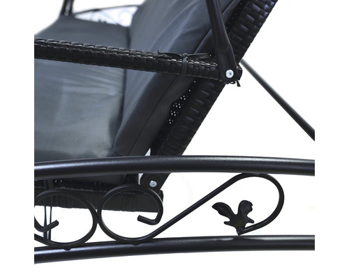 Detailný pohľad na záhradnú hojdačku s polyratanom a kovovým rámom