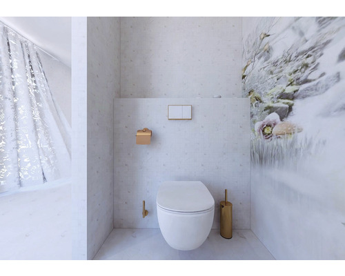 Svetlá kúpeľňa s toaletou, držiakom na toaletný papier, toaletnou kefou a nástennou maľbou