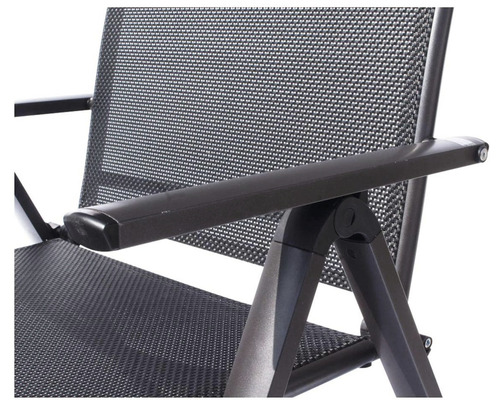 Detail záhradnej stoličky s podrúčkou a sieťovou štruktúrou