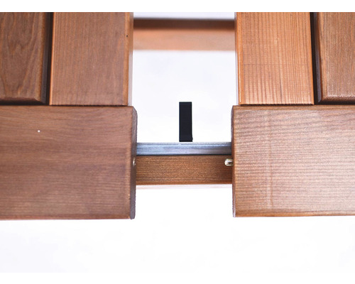 Detail dreveného rámu s kovovou lištou