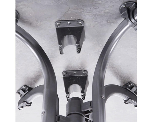 Detailný pohľad na upevňovacie prvky terasového ohrievača k stolovej doske