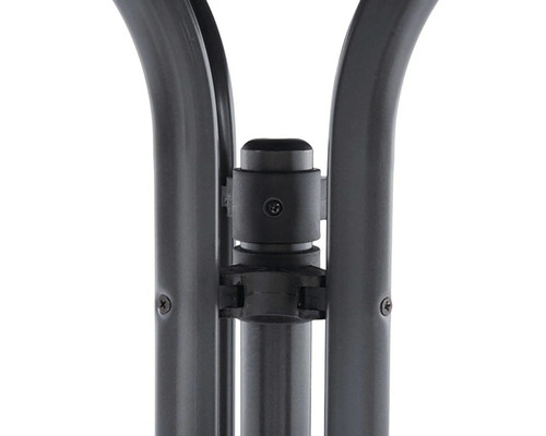 Detailný záber skladacieho sušiaka na bielizeň so skrutkami