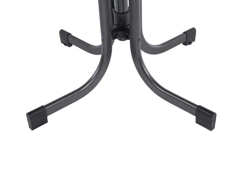 Detail kovového rámu barového stola s nohami