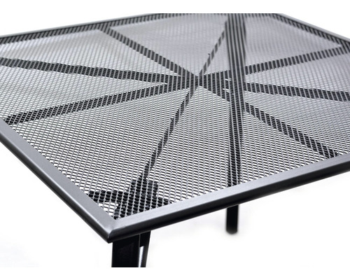 Detail štvorcového záhradného stola s kovovou mriežkovou doskou
