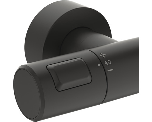 Detailný záber čierneho termostatického ventilu s obmedzovačom teploty