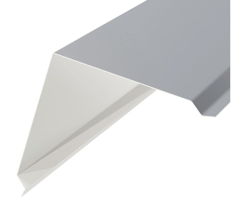 Detail plechu na okraji strechy