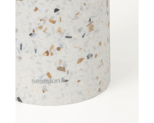 Logo Sealskin na nádobe s terazzovým vzorom.