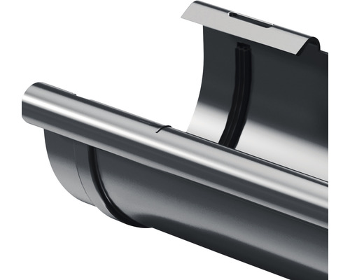 Detail odkvapovej rúry z kovu