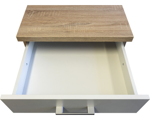 Otvorená zásuvka drevenej skrine