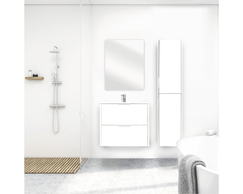 Svetlá kúpeľňa s umývadlovou skrinkou, zrkadlom, vysokou skriňou, vaňou a sprchou