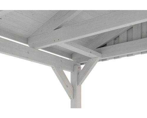 Detailný pohľad na drevený pavilón so stĺpikmi a strešnou konštrukciou