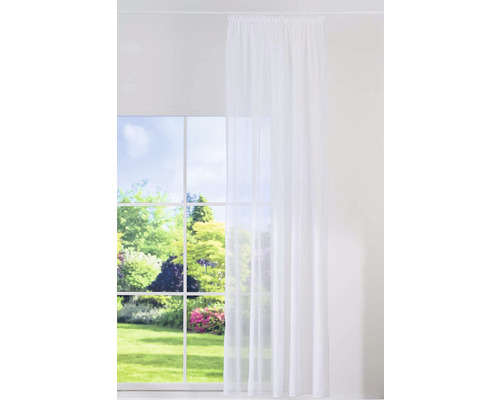 Biely záclonový záves pred oknom s výhľadom do záhrady