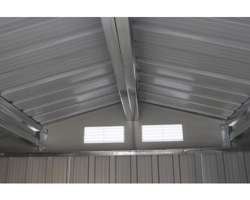 Vnútorný pohľad na záhradný domček s kovovou strechou a ventiláciou