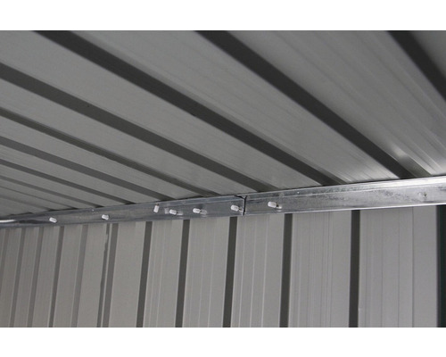 Vnútorný pohľad na kôlňu s kovovým rámom a upevňovacími prvkami.