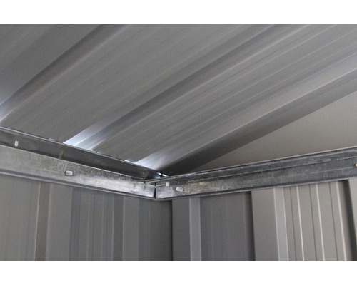 Vnútorný pohľad na kôlňu na náradie s kovovou strechou a kovovým rámom