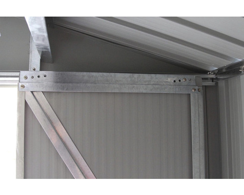 Detailný pohľad na interiér kovového záhradného domčeka s rámovou konštrukciou