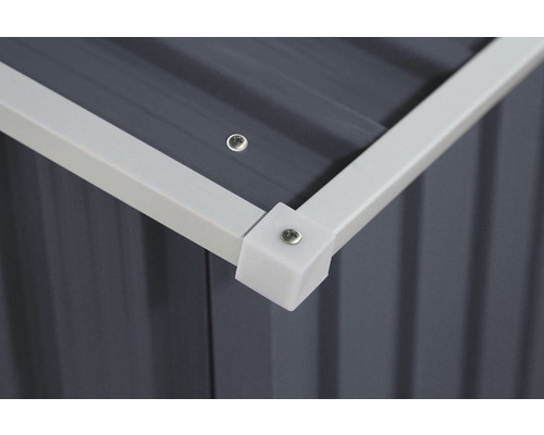 Detail rohu záhradného boxu so skrutkou