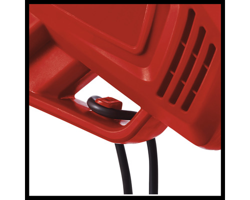 Detailný záber odľahčovača ťahu kábla na záhradnom náradí