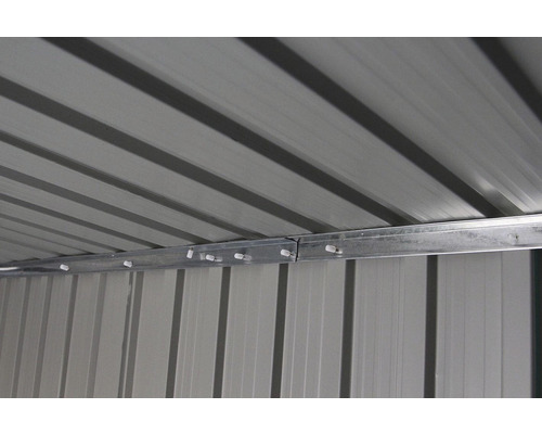 Vnútorný pohľad na záhradný domček s kovovým rámom a upevňovacími prvkami