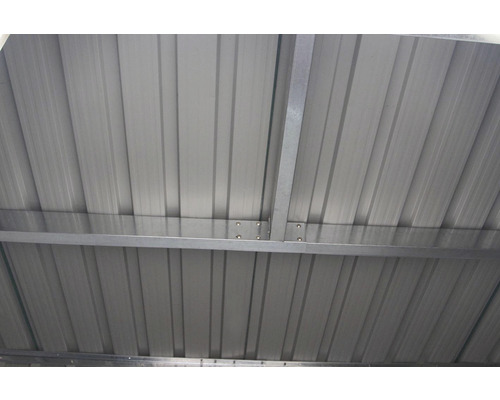 Detail strešnej konštrukcie záhradného domčeka s kovovou krytinou