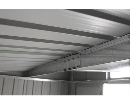 Detail oceľovej rámovej konštrukcie záhradného domčeka