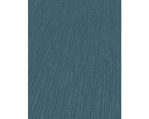 Detail modrej vliesovej tapety s pruhovanou štruktúrou.