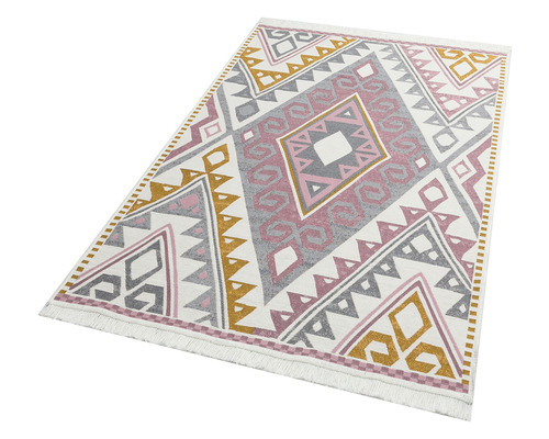 Koberec s geometrickým vzorom