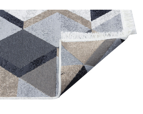 Koberec s geometrickým vzorom a strapcami