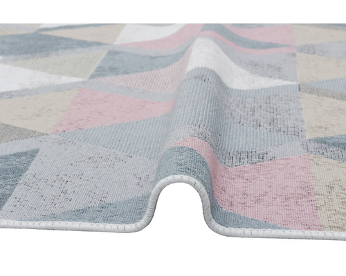 Detailný pohľad na koberec s geometrickým vzorom