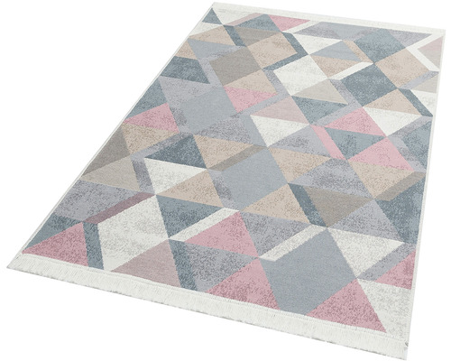 Koberec s geometrickým trojuholníkovým vzorom