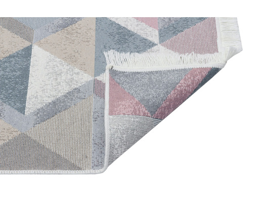 Koberec s geometrickým trojuholníkovým vzorom