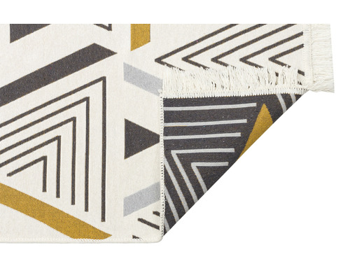 Koberec s geometrickým trojuholníkovým vzorom a strapcami