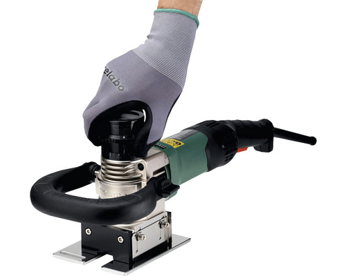 Drážkovacia fréza v prevádzke s rukavicou