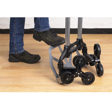 Osoba ovláda schodiskový rudel nohou