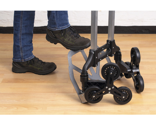 Osoba ovláda schodiskový rudel nohou